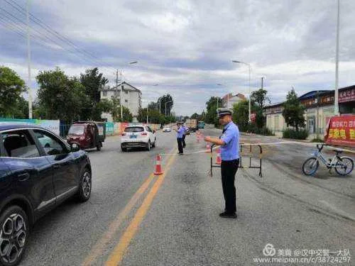 突发！液压油意外泄露抛洒路面，汉中交警火速赶往处理交通隐患