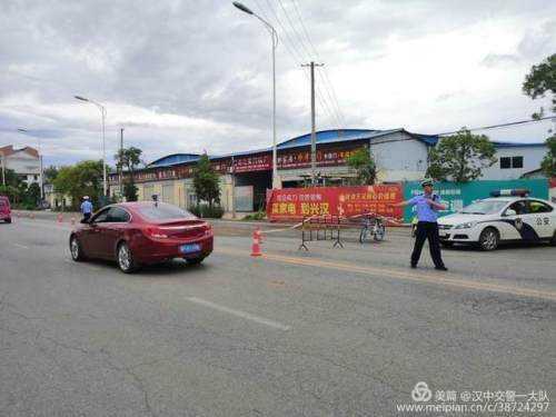 突发！液压油意外泄露抛洒路面，汉中交警火速赶往处理交通隐患