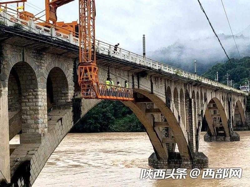 雨情就是命令 保畅就是责任 暴雨中的宁强交通人