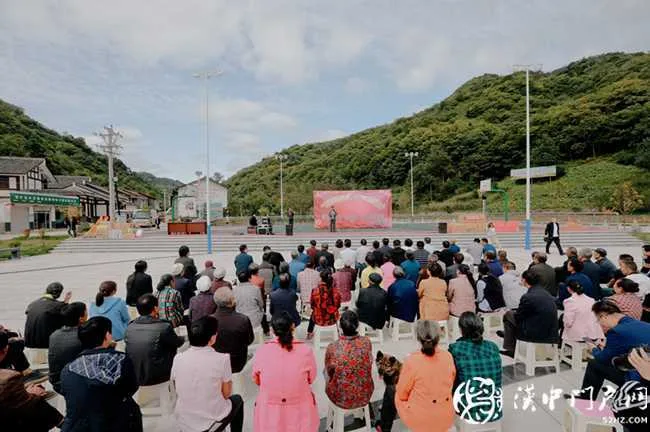 汉中市委宣传部、市委网信办赴镇巴鲁家坝村开展双节慰问暨消费扶贫农产品采购、爱心捐赠活动
