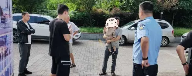 奶爸交警遇走失萌娃 多方联系终安全送还