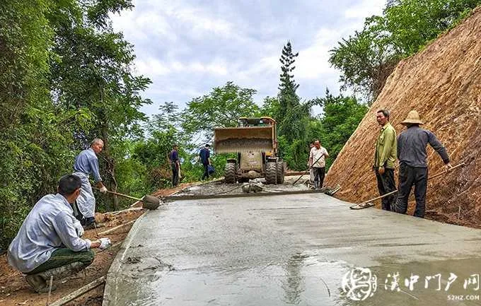 1603436205106718.jpg 脱贫攻坚以来,勉县把改善交通作为助推脱贫的有效措施,累计新建、改建村组道路、产业路1065公里,打通了农村公路的“毛细血管”,把脱贫致富路修到了群众家门口。图为建设中周家山镇留旗营社区通组道路。.jpg