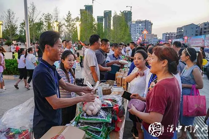 1603434659103663.jpg 勉县坚持“政府引导撬动、市场主导推动、社会参与共赢”原则,抢抓机遇,推动扶贫产品和服务融入大市场。目前,通过中铁快运网上商城、12306等平台累计销售农产品3100万元,全县帮扶干部累计购买、助销农产品100余万元。图为扶贫干部集中售卖农产品。.JPG