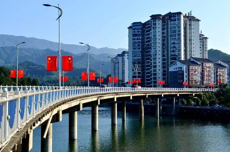 陕西宁强县:千面国旗扮靓汉江源头第一城