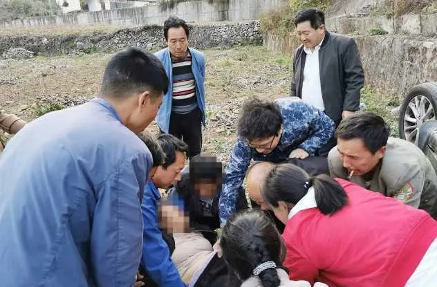 洋县一轿车失控翻进深沟两人被压，扶贫干部合力抬车救人