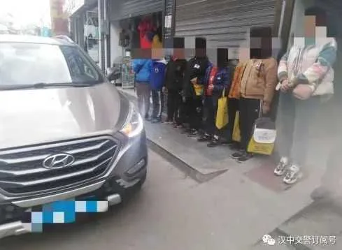 汉中一小客车超员被查，全是小学生
