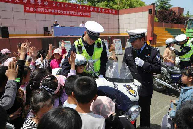“大手拉小手”汉中交警走进汉台区新民九年制学校普及交通安全知识