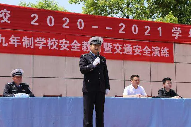 “大手拉小手”汉中交警走进汉台区新民九年制学校普及交通安全知识
