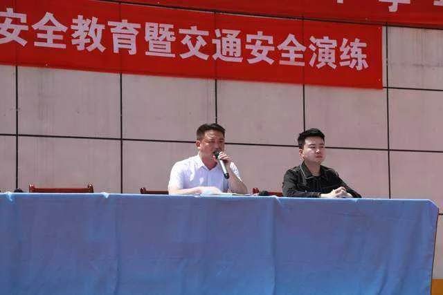 “大手拉小手”汉中交警走进汉台区新民九年制学校普及交通安全知识