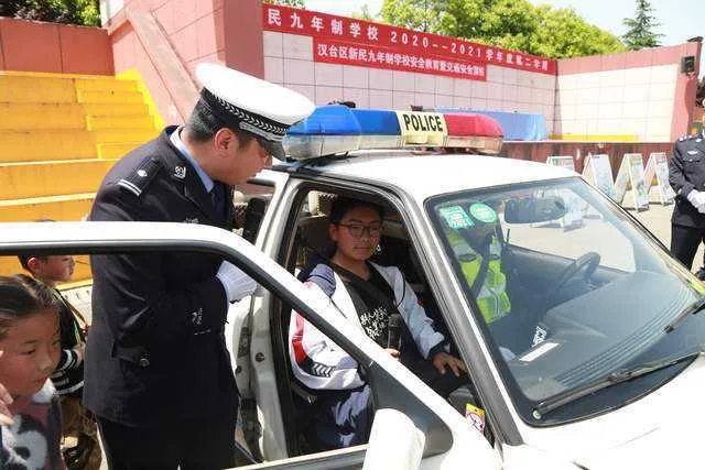 “大手拉小手”汉中交警走进汉台区新民九年制学校普及交通安全知识