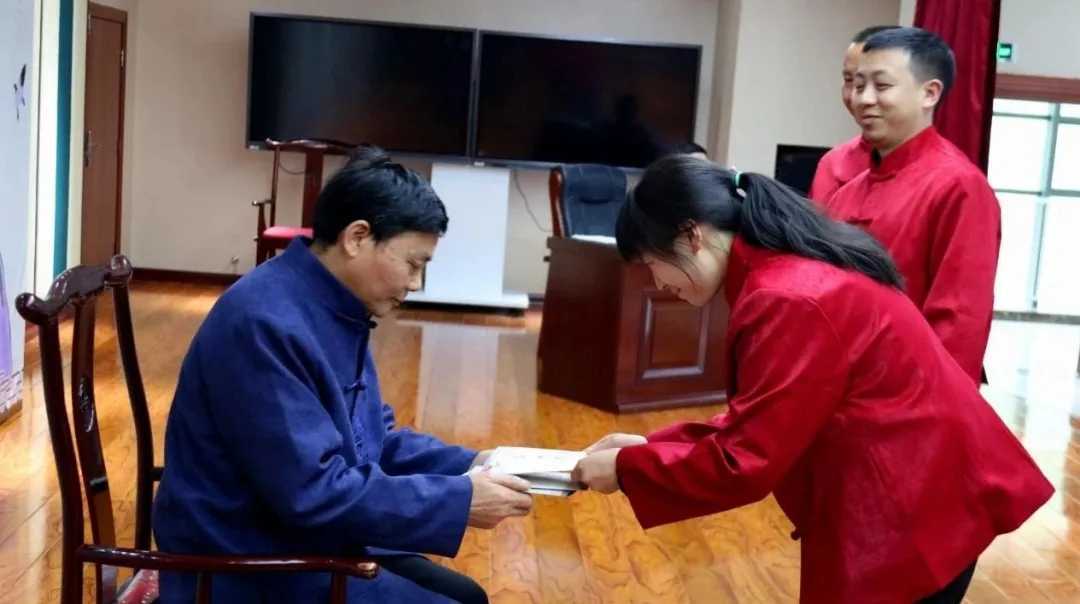 国粹中医 薪火相传--镇巴县举行首届中医师承拜师大会