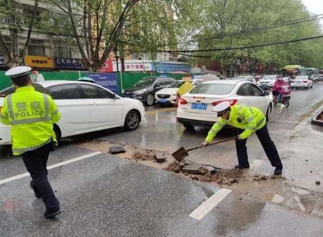 汉中交警化身“救援队”风雨中迅速“铺路”除隐患