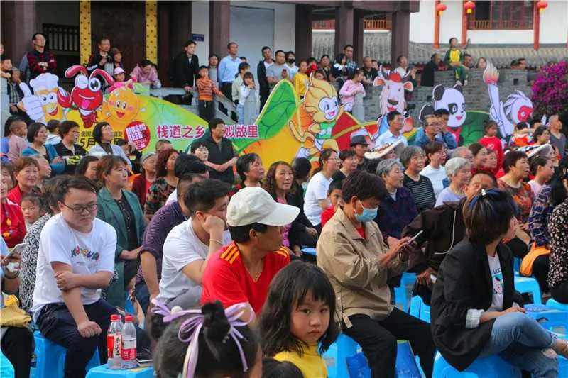 1619849348912661.jpg 啤酒龙虾美食嗨翻天!2021褒国古镇第三届啤酒龙虾节盛大的启幕