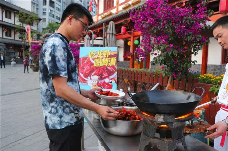 1619849399934650.jpg 啤酒龙虾美食嗨翻天!2021褒国古镇第三届啤酒龙虾节盛大的启幕