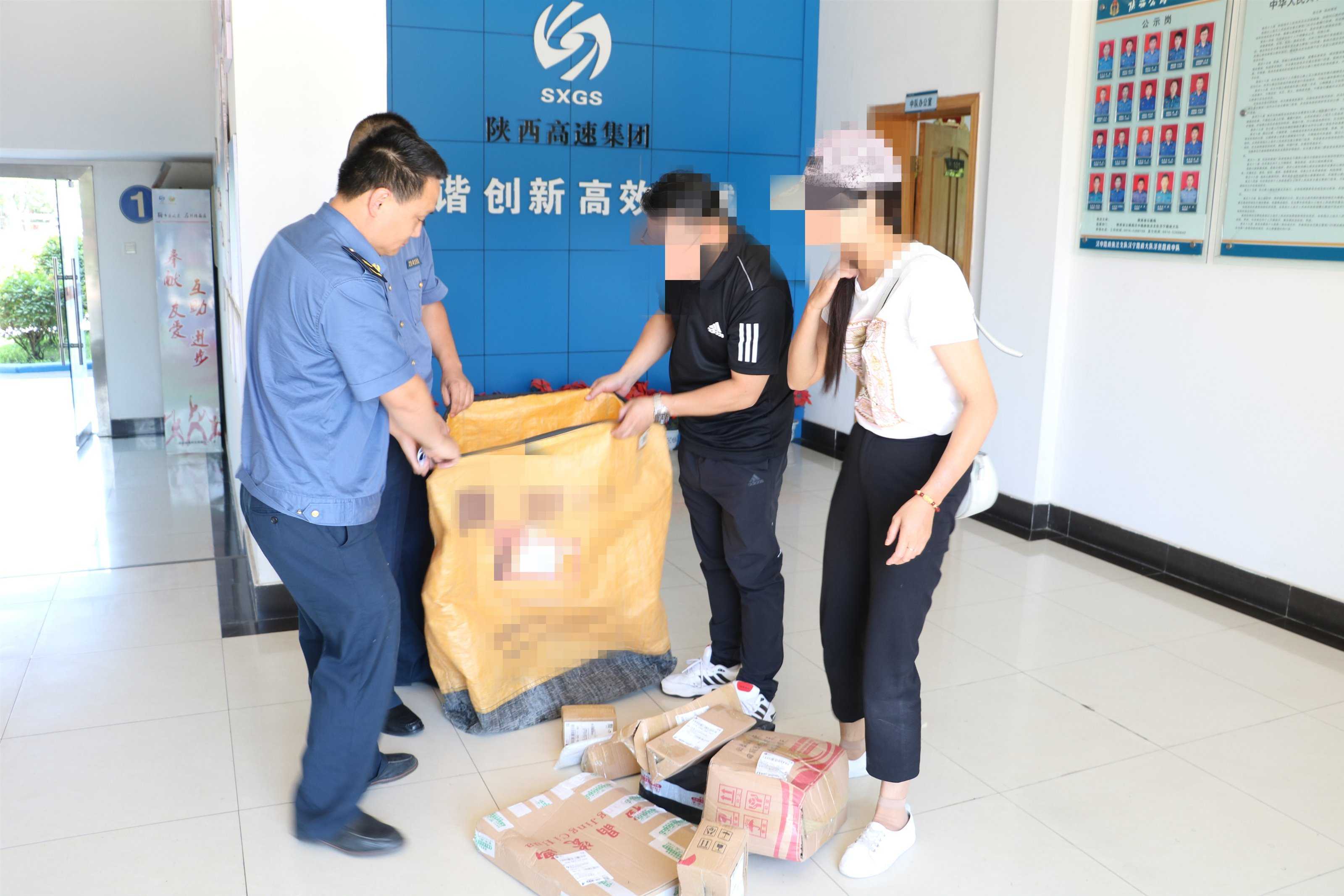 快递高速“落单” 路产员拾获归还