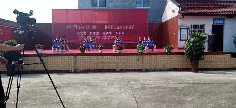 1624435777817431.jpg 汉中市城固县桔园镇贾家山村举行庆祝建党100周年文艺演出