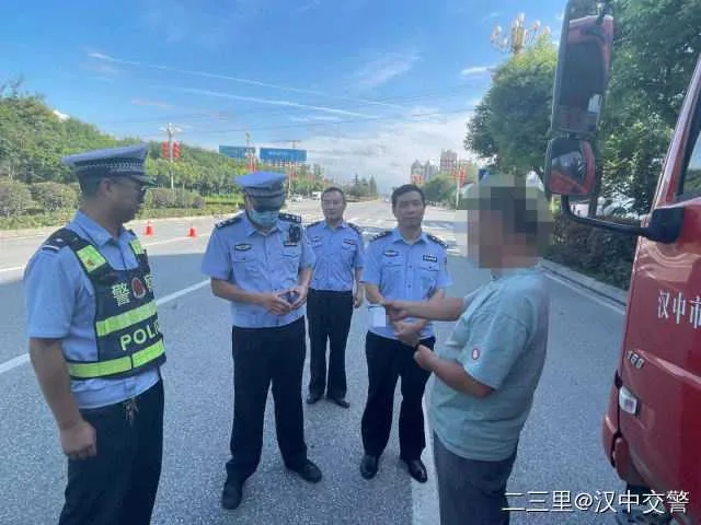 1630458957192911.jpg 交警5.jpg