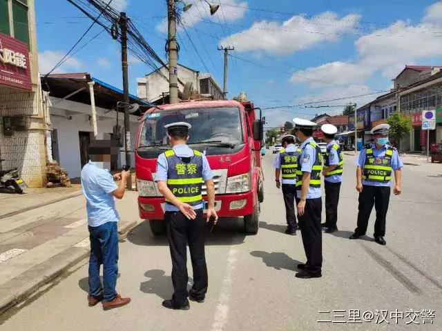1630459003159002.jpg 交警7.jpg