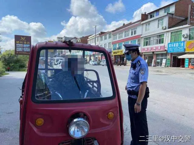1630459056302341.jpg 交警8.jpg