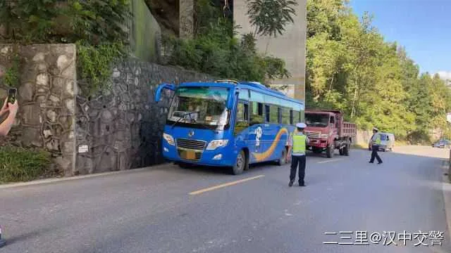 1630459114344727.jpg 交警10.jpg