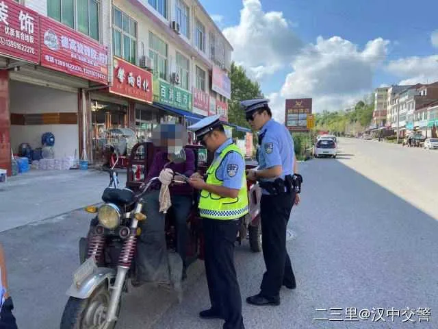 1630459141101008.jpg 交警11.jpg
