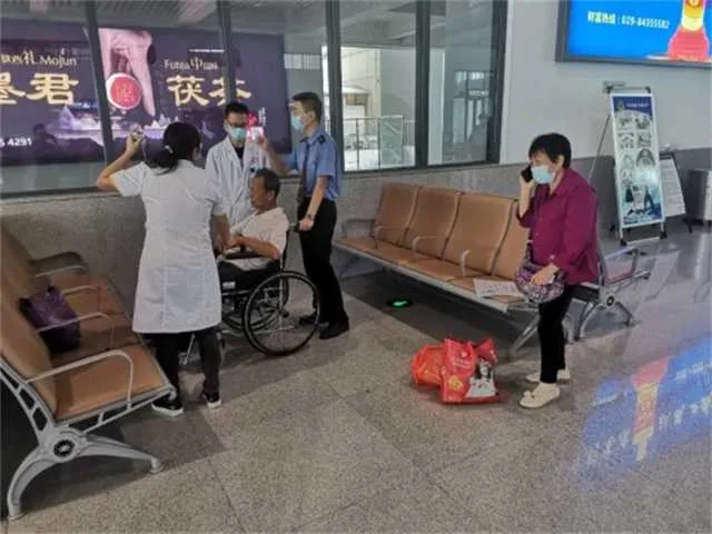 佛坪车站救助患病旅客1.jpg