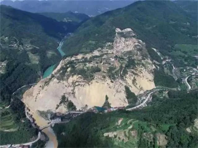 1632275660673275.jpg 镇巴堰塞湖1.jpg