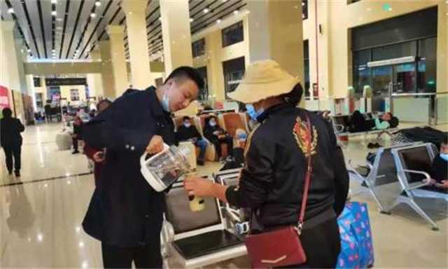 暖！凌晨六点车来了，汉台区旅游集散中心贴心服务滞留游客
