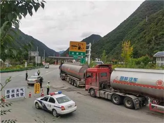 1633665812556271.jpg 危化车2.jpg
