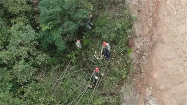 1633673195933187.jpg 略阳滑坡1.jpg
