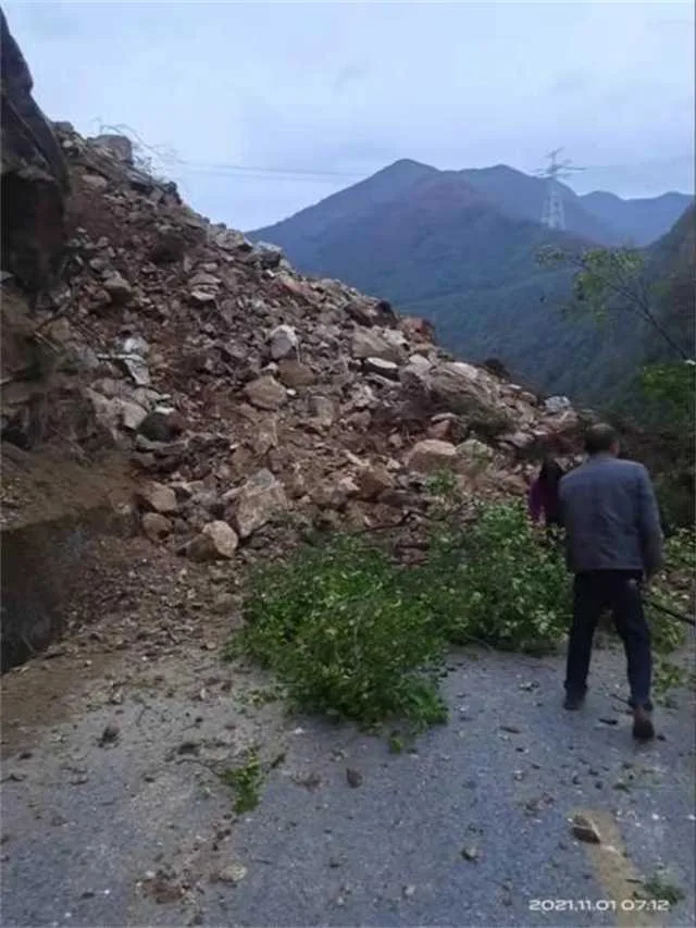 108国道洋县草坝河村路段山体塌方，道路中断！