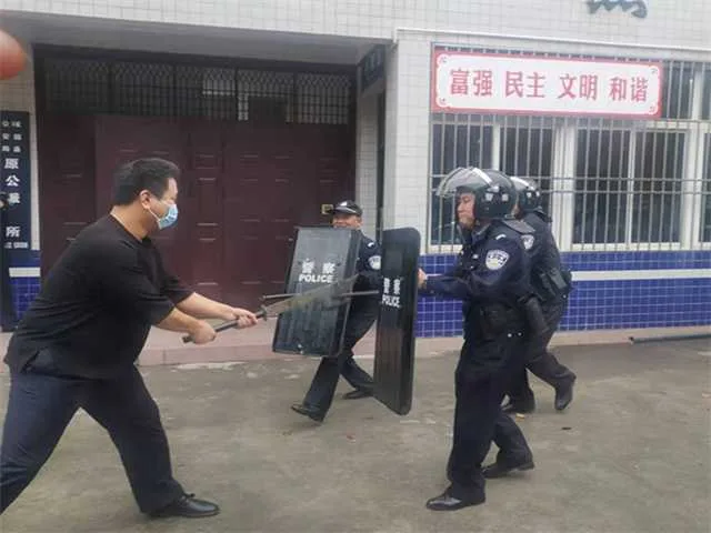城固县原公派出所开展防刀斧砍杀警务实战演练