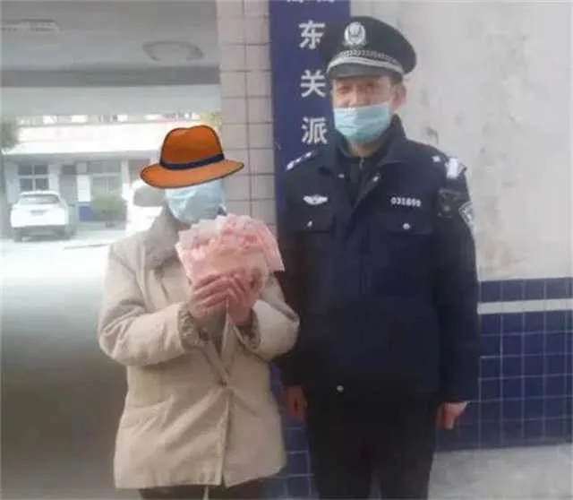 点赞！男子在菜市场捡到千元现金，民警助力找到失主