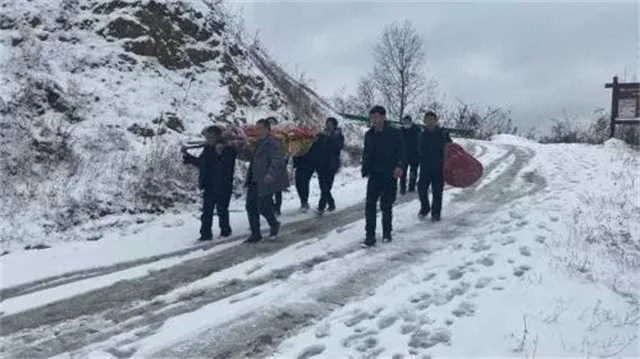 镇巴八旬老人突发疾病，镇村干部冒雪紧急转运