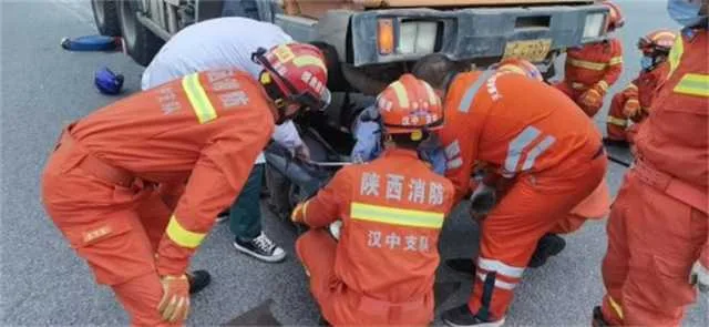 情况危急！汉中这名医生爬进车底救治伤员