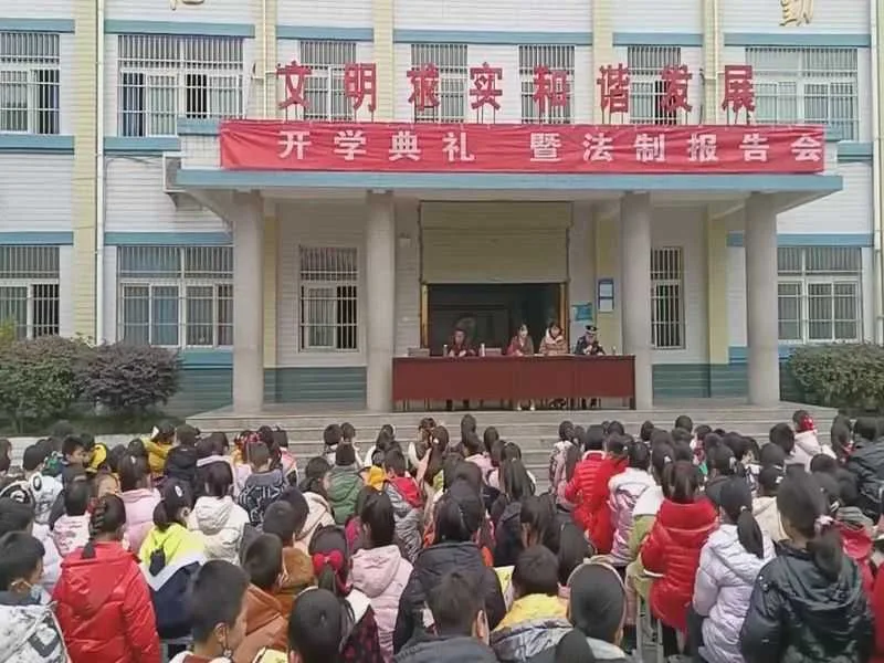 法治教育进校园 用心呵护青少年