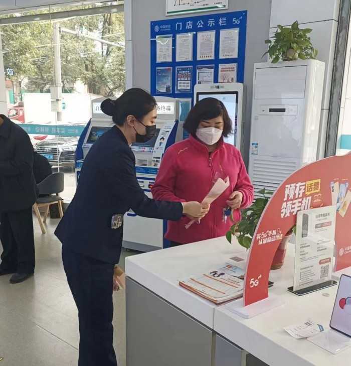 汉中移动营业厅开展“三八女神节”送惊喜活动