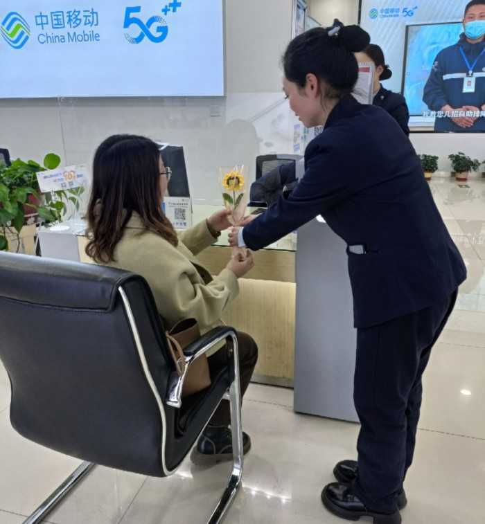 汉中移动营业厅开展“三八女神节”送惊喜活动