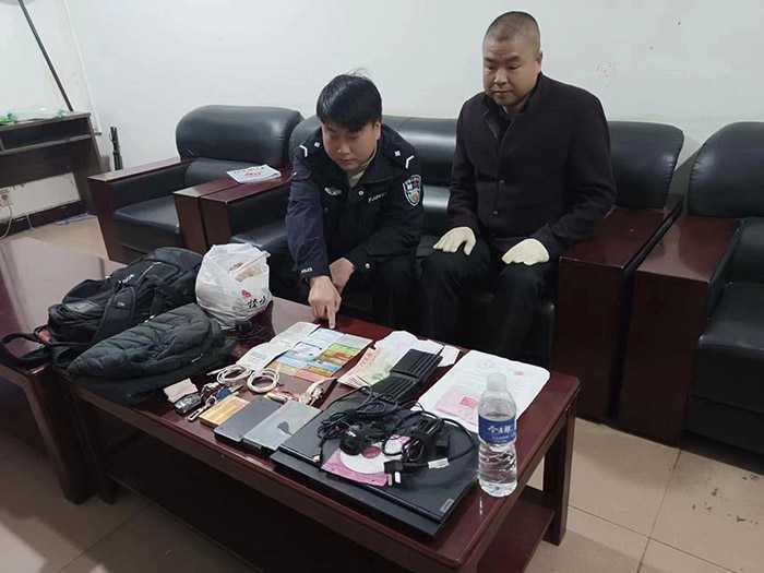 高铁旅客大意错拿行李 民警协助寻回获赠锦旗