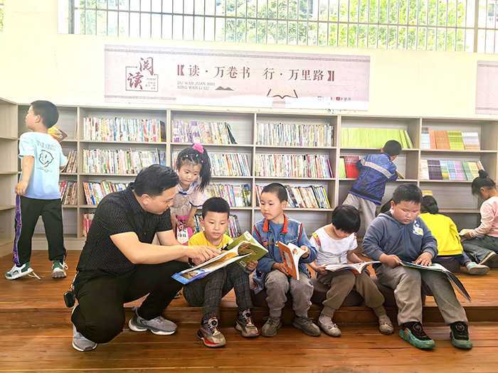 九三学社汉台区委赴武乡镇中心小学开展“送书进校园，书香伴成长”活动