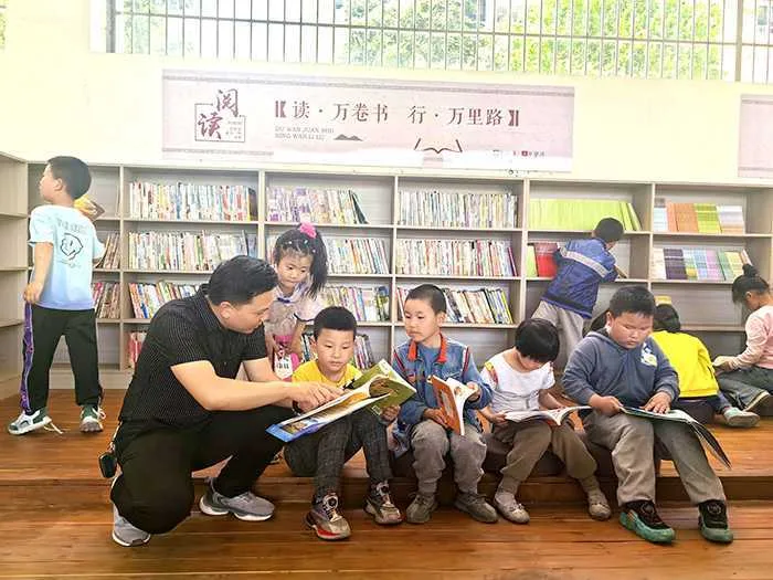 九三学社汉台区委赴武乡镇中心小学开展“送书进校园,书香伴成长”活动