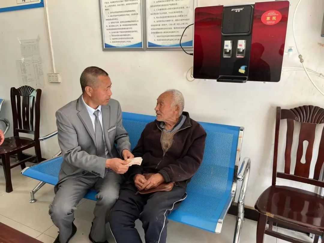 汉中一营业员捡到6900元现金，驱车归还！
