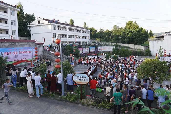 陕西理工大学“涓涓理工情意,教育赋能乡村振兴”大舞台走进南郑两河镇