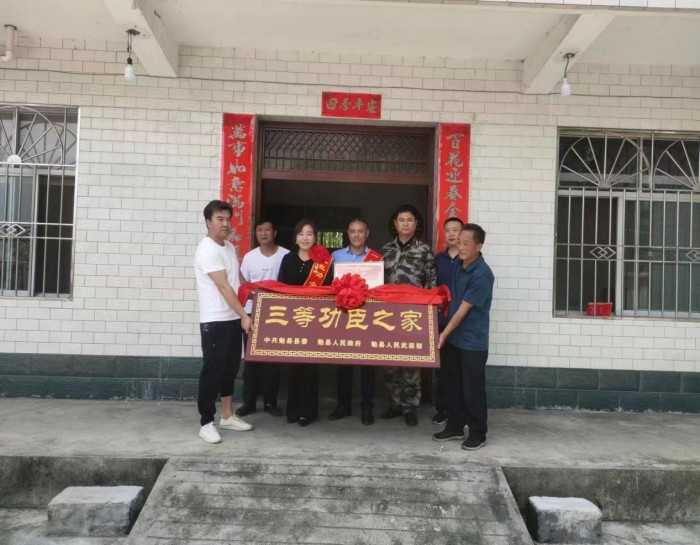 你在前方立军功，家乡为你扬美名。