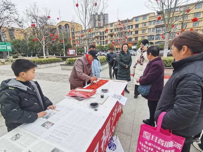 城固：“送春联、送祝福”活动在县乐城公园举行