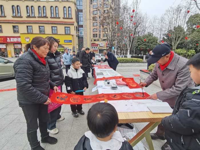 城固：“送春联、送祝福”活动在县乐城公园举行