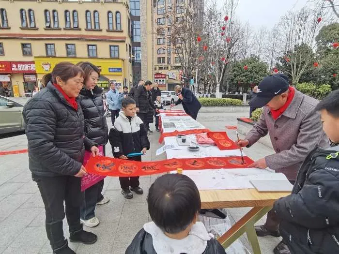 城固：“送春联、送祝福”活动在县乐城公园举行