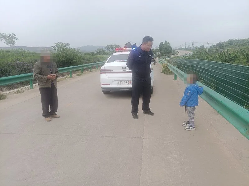 萌娃走丢有“警”无险 民警暖心助其回家
