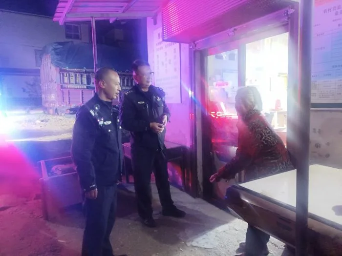 老人寒夜迷路 城固民警暖心救助