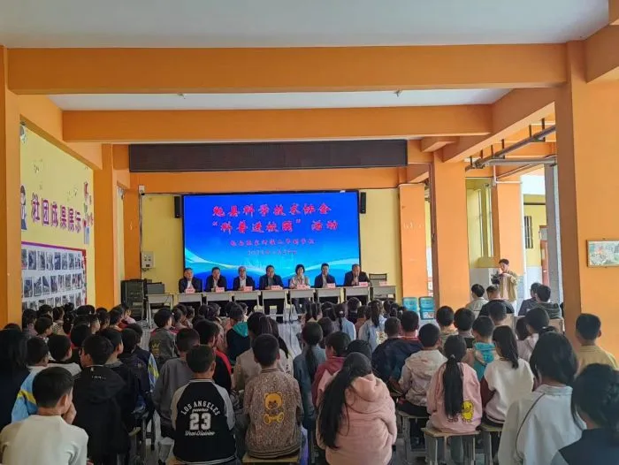 汉中市机器人编程协会爱心捐赠点燃山区孩子的科学梦想